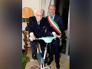 avere-cento-anni-e-non-dimostrarli-questo-e-nonno-baldassare-giacalone-che-ieri-circondato-dallaffetto-dei-suoi-vicini-e-del-sindaco-ha-raggiunto-il-prestigioso-traguardo