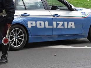 la-polizia-stradale-soccorre-uomo-in-stato-confusionale-a-piedi-sulla29