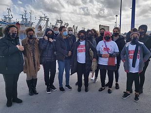 video-la-disperazione-delle-madri-mogli-e-figlie-dei-pescatori-sequestrati-a-bengasi