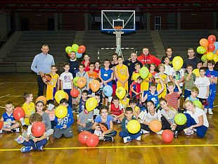 la-festa-del-basket-al-palazzetto-e-l-entusiasmo-dei-bambini