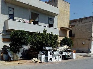 mazara-qualcuno-fermi-lincosciente-rottamatore-di-via-marsala-sfascio-abusivo-in-mezzo-alla-strada-numerose-segnalazioni