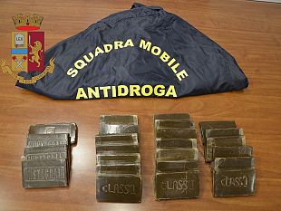 trasportava-24-panetti-di-hashish-con-un-auto-a-noleggio-arrestato-dalla-polizia