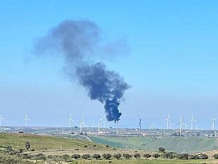 pala-eolica-in-fiamme-tra-castelvetrano-e-mazaraintervengono-i-vigili-del-fuoco