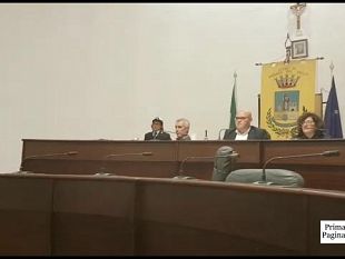 video-il-consiglio-comunale-si-riduce-il-gettone-di-presenza-da-95-euro-a-70-euro-e-revoca-la-delibera-del-2004