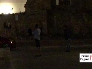 video-mazara-adesso-anche-la-piscina-in-citta-turisti-ubriachi-si-sono-tuffati-nella-fontana-di-piazza-mokarta