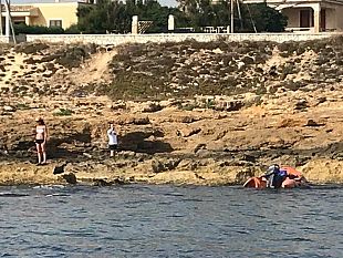 mazara-4-migranti-sbarcano-a-quarara-a-bordo-di-un-gommone-incredulita-di-diportisti-e-bagnanti