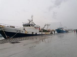 video-esclusiva-mazara-dopo-108-giorni-di-prigionia-larrivo-dei-18-pescatori-al-porto-nuovo