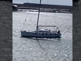 mazara-anche-un-barca-a-vela-si-incaglia-nel-porto-canale-si-attende-cronoprogramma-per-lavori-di-dragaggio