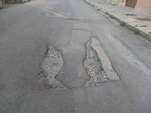 trapani-degrado-in-via-segesta-tra-buche-asfalto-sconnesso-e-sterpaglie