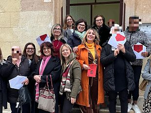 la-fildis-sezione-di-castelvetrano-dona-kit-cultura-2026-a-donne-straniere-del-territorio