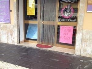 mazara-scende-il-prezzo-del-pane-crolla-il-cartello-di-2-40-al-kg-ma-ancora-il-pane-non-viene-pesato