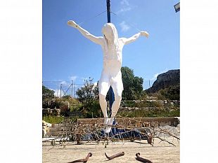 il-cristo-nudo-e-il-sepolcro-di-luce-larte-spezza-il-silenzio-della-pasqua-a-trapani