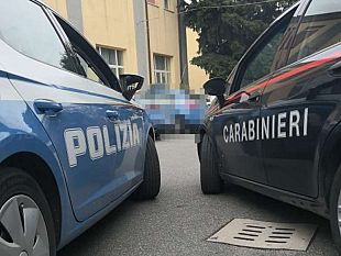 trapani/mazara-maltratta-compagna-brucia-auto-e-danneggia-caserma-carabinieri-arrestato-18enne