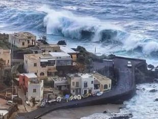 pantelleria-sotto-attacco-del-ciclone-harry-voli-cancellati-e-disagi-per-i-cittadini