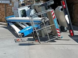 camioncino-si-ribalta-nei-pressi-del-ponte-ferroviario-di-via-partanna-nessun-ferito