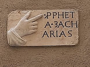 trapani-terminato-il-restauro-della-storica-lapide-con-leffigie-della-mano-del-miracolo-di-santalberto
