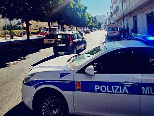 auto-investe-mamma-e-figlia-in-via-fardella-in-ospedale-anche-lautomobilista