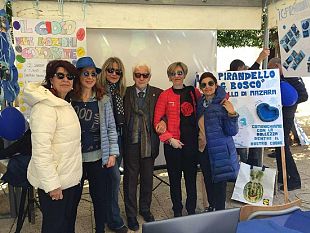 il-vicesindaco-accardo-e-gli-alunni-delli-c-pirandello-s-giovanni-bosco-alla-manifestazione-insieme-per-lautismo