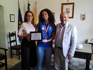 paceco-lamministrazione-comunale-premia-la-giovane-cestista-aurora-maisano