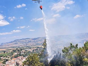 incendio-di-grandi-dimensioni-a-salemi-operazioni-di-spegnimento-in-corso-vicino-alla-posta-centrale