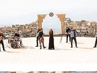 debora-messina-con-i-musicanti-canta-terra-madre-per-ricordare-che-semu-figghi-di-lu-stessu-diu