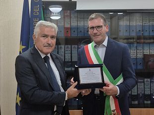 castellammare-va-in-pensione-il-commissario-capo-biondo-il-saluto-del-sindaco