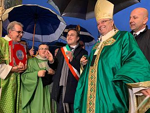 video-sambuca-dopo-51-anni-riapre-la-chiesa-madre