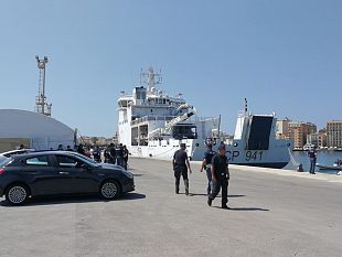 trapani-la-diciotti-attracca-al-porto