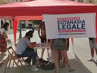 trapani/video-raccolta-firme-per-il-referendum-sulleutanasia-legale-a-trapani