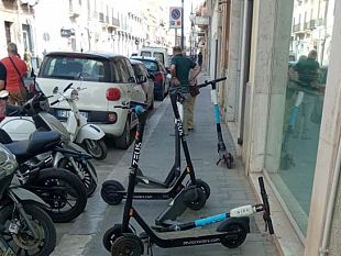 mazara-lotta-allabusivismo-commerciale-e-al-parcheggio-selvaggio-monopattini