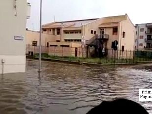 video-quartiere-makara-con-la-pioggia-si-allagano-le-vie-adiacenti-alla-scuola