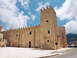 alcamo-celebra-la-giornata-della-memoria-e-dellaccoglienza-il-castello-dei-conti-di-modica-si-tinge-di-arancione