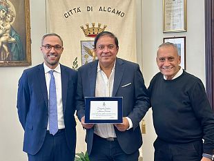 alcamo-va-in-pensione-il-dirigente-scolastico-provenza-il-sindaco-surdi-gli-consegna-una-targa-riconoscimento