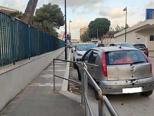 mazara-via-salemi-auto-da-giorni-posteggiata-davanti-scuola-contromano-multata-giorni-fa-ma-ancora-non-rimossa