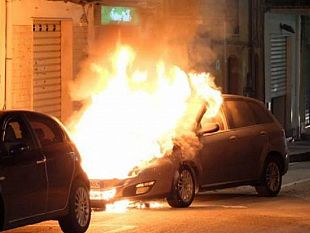 fiamme-nel-quartiere-belvedere-distrutte-due-auto-in-sosta
