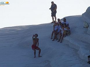 video-mareamico-agrigento-denuncia-la-nuova-invasione-della-scala-dei-turchi
