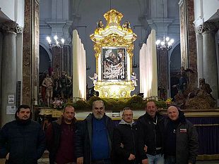 storia-e-tradizione-la-preparazione-della-madre-pieta-del-popolo-oggi-in-processione