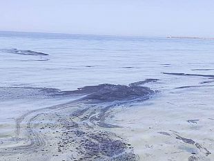 mazara-grosse-macchie-oleose-nel-mare-davanti-la-spiaggia-di-san-vito