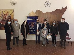 castelvetrano/kiwanis-service-divisione-7-sicilia-donazione-tablet-ai-ragazzi-delle-scuole