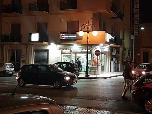 video-mazara-rapina-con-lungo-cacciavite-alla-gelateria-coppetta-di-c-so-v-veneto