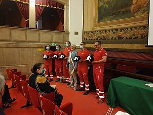 il-sindaco-alfano-conferisce-un-pubblico-encomio-alla-polizia-municipale-ed-alla-croce-rossa-per-la-gestione-dellemergenza-covid