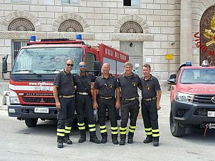 una-squadra-antincendio-boschivo-dei-vigili-del-fuoco-a-favignana