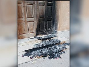 mazara-vandali-appiccano-il-fuoco-alla-porta-laterale-della-chiesa-del-miracolo