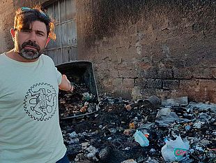 video-pericoloso-incendio-di-cassonetti-e-cumuli-di-immondizia-in-via-perugia-zona-trasmazzaro