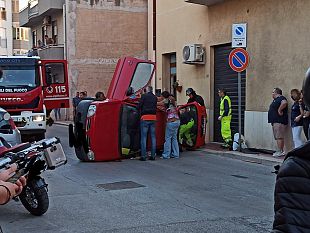 erice-brutto-incidente-in-via-madonna-di-fatima-auto-si-ribalta