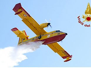 montagna-grande-il-fuoco-non-si-ferma-3-canadair-in-azione-per-il-quarto-giorno-consecutivo
