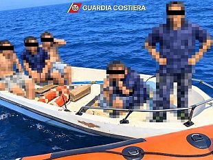 salvati-5-minorenni-in-difficolta-a-bordo-di-un-natante-a-remi-al-largo-del-porto-di-trapani