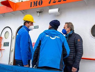 trapani-il-sindaco-tranchida-incontra-lequipaggio-della-mare-jonio