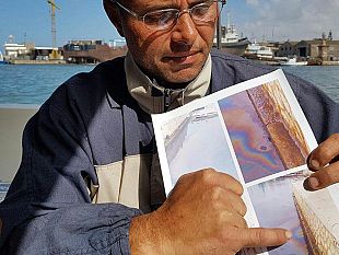 video-mazara-fuoriuscita-di-gasolio-sul-porto-canale-la-denuncia-di-un-operatore-portuale