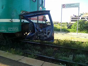 2treno-partito-da-mazara-si-scontra-con-un-auto-in-un-passaggio-livello-prima-di-petrosino